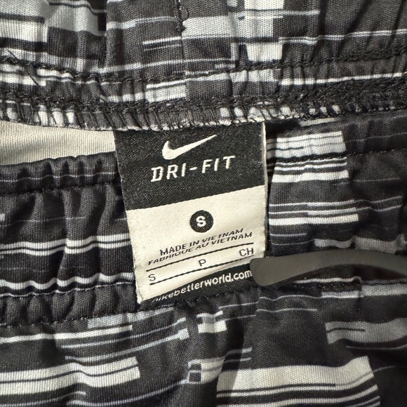 Nike Dri-FIT Men’s Athletic Training Shorts Black Gray Stripe Size Small - Picture 3 of 3